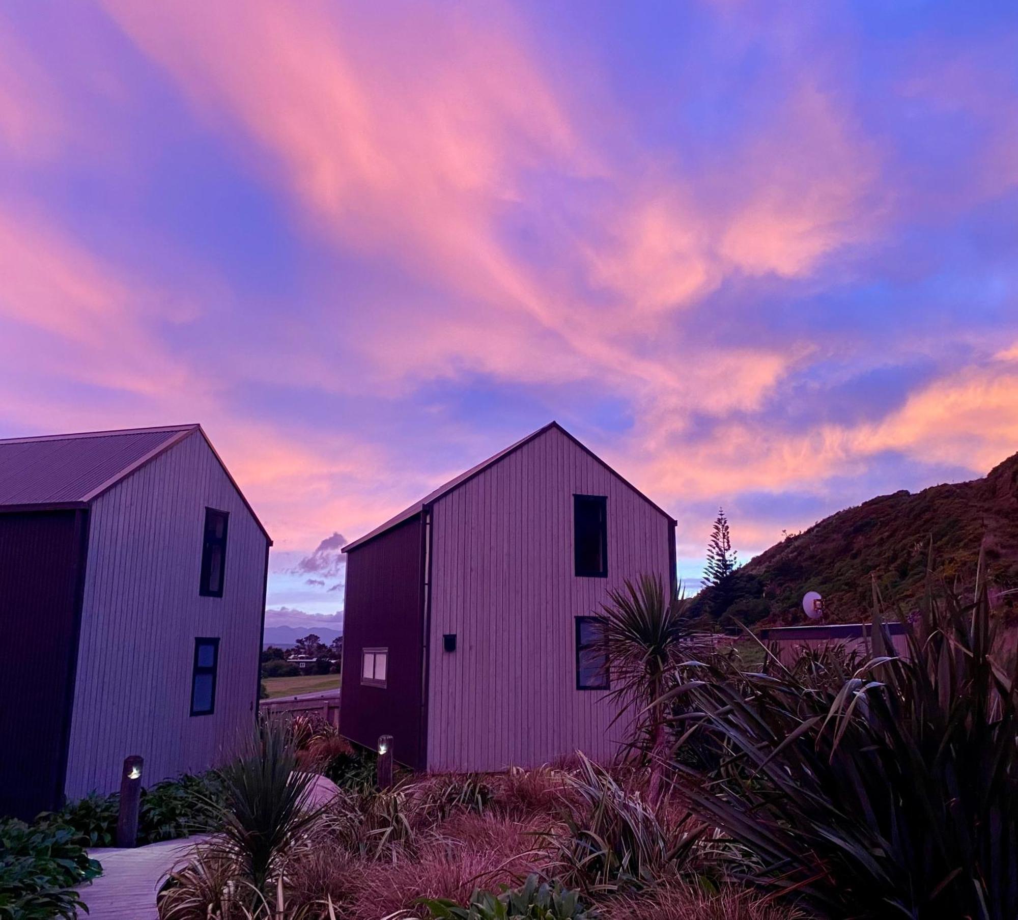 Lake Ferry Hotel Villas Pirinoa エクステリア 写真